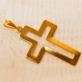 PINGENTE CRUZ LISA VAZADA 30MM - Dourado