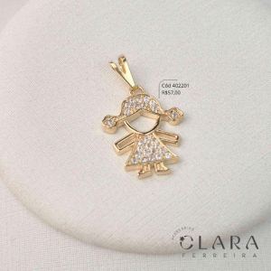 PINGENTE MENINA VAZADA MICROZIRCÔNIAS - 19MM - Dourado