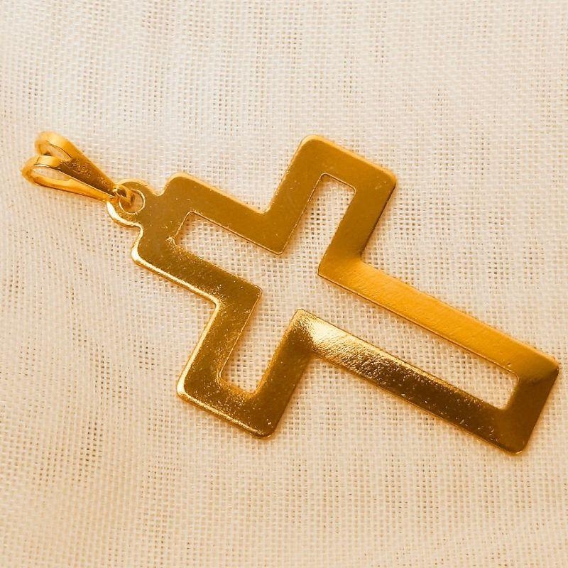 PINGENTE CRUZ LISA VAZADA 30MM - Dourado