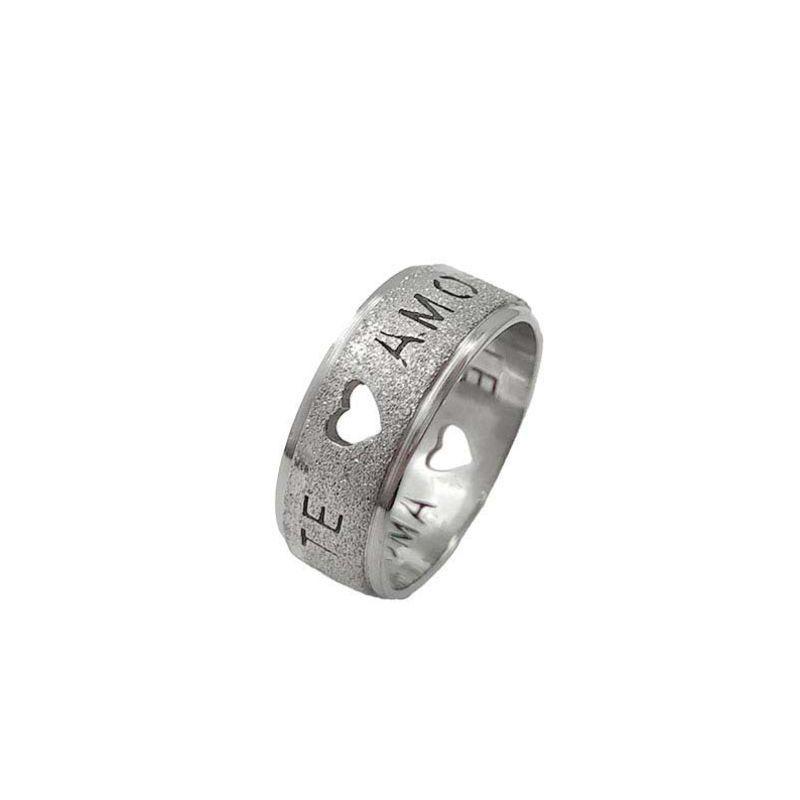 ANEL ALIANÇA AÇO INOX ANATÔMICA ABAULADA 8MM C/ JATEADO BRILHANTE C/ CORAÇÕES VAZADOS E MANUSCRITO TE AMO - Número 12/13