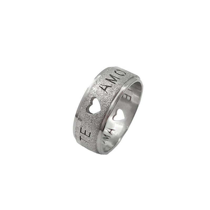 ANEL ALIANÇA AÇO INOX ANATÔMICA ABAULADA 8MM C/ JATEADO BRILHANTE C/ CORAÇÕES VAZADOS E MANUSCRITO TE AMO - Número 22/23
