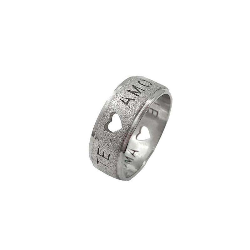 ANEL ALIANÇA AÇO INOX ANATÔMICA ABAULADA 8MM C/ JATEADO BRILHANTE C/ CORAÇÕES VAZADOS E MANUSCRITO TE AMO - Número 24/25