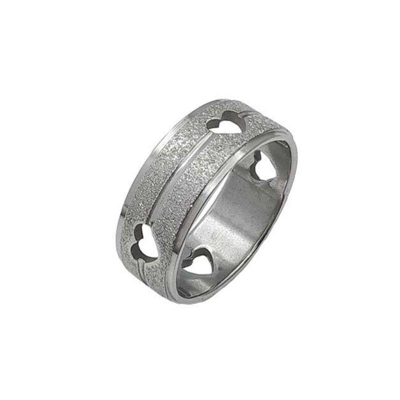 ANEL ALIANÇA AÇO INOX ANATÔMICA RETA 8MM C/ JATEADO BRILHANTE E CORAÇÕES VAZADOS - Número 12/13
