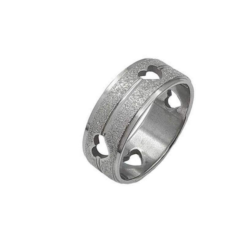 ANEL ALIANÇA AÇO INOX ANATÔMICA RETA 8MM C/ JATEADO BRILHANTE E CORAÇÕES VAZADOS - Número 14/15