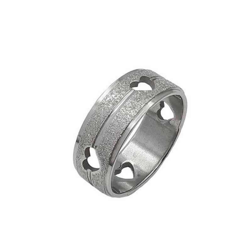 ANEL ALIANÇA AÇO INOX ANATÔMICA RETA 8MM C/ JATEADO BRILHANTE E CORAÇÕES VAZADOS - Número 22/23