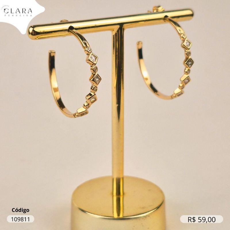BRINCO ARGOLA C/  ZIRCONIAS CRAVEJADAS INTERCALADAS: 4 ZIRCONIAS QUADRADAS E 4 ZIRCONIAS REDONDAS - 26X2MM - Dourado