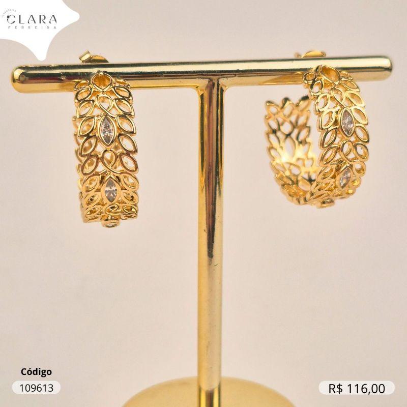 BRINCO ARGOLA FOLHAGEM VAZADA C/ 3 ZIRCONIAS NAVETE  - 21X8MM - Dourado