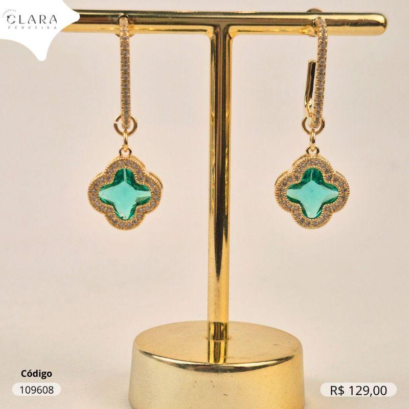 BRINCO ARGOLA QUADRADA 1 FILEIRA MICROZIRCONIAS C/ PINGENTE VAN CLEEF VERDE ESMERALDA ADORNADO COM MICROZIRCONIAS - 20X2MM - Dourado