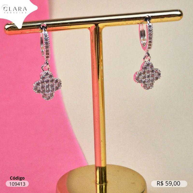 BRINCO ARGOLINHA CLICK 1 FILEIRA MICROZIRCONIAS C/ TREVO VAN CLEEF ALHAMBRA MICROZIRCONIAS 10MM PENDURADO - 11X2MM - Banho de Prata