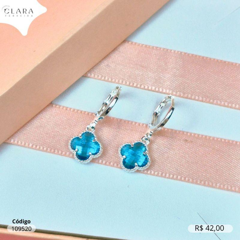 BRINCO ARGOLINHA TRANQUETA C/ PINGENTE TREVO VAN CLEEF ALHAMBRA CRISTAL AZUL FACETADO PENDURADO   - 9MM - Banho de Prata