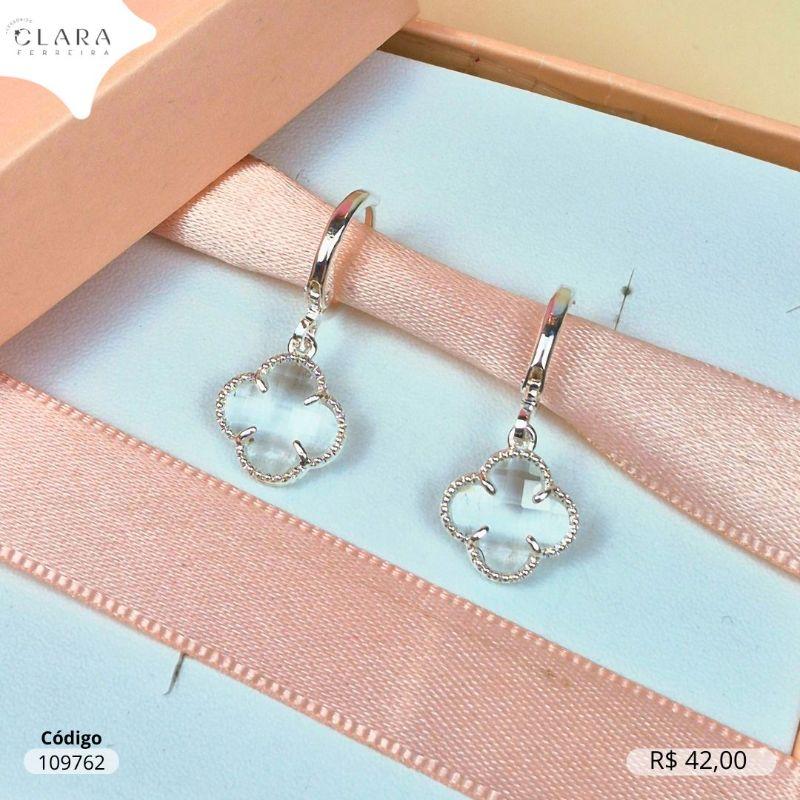 BRINCO ARGOLINHA TRANQUETA C/ PINGENTE TREVO VAN CLEEF ALHAMBRA CRISTAL FACETADO PENDURADO   - 9MM - Banho de Prata