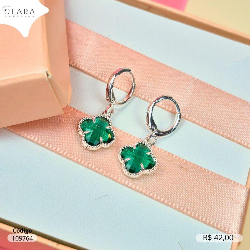 BRINCO ARGOLINHA TRANQUETA C/ PINGENTE TREVO VAN CLEEF ALHAMBRA CRISTAL VERDE FACETADO PENDURADO   - 9MM - Banho de Prata