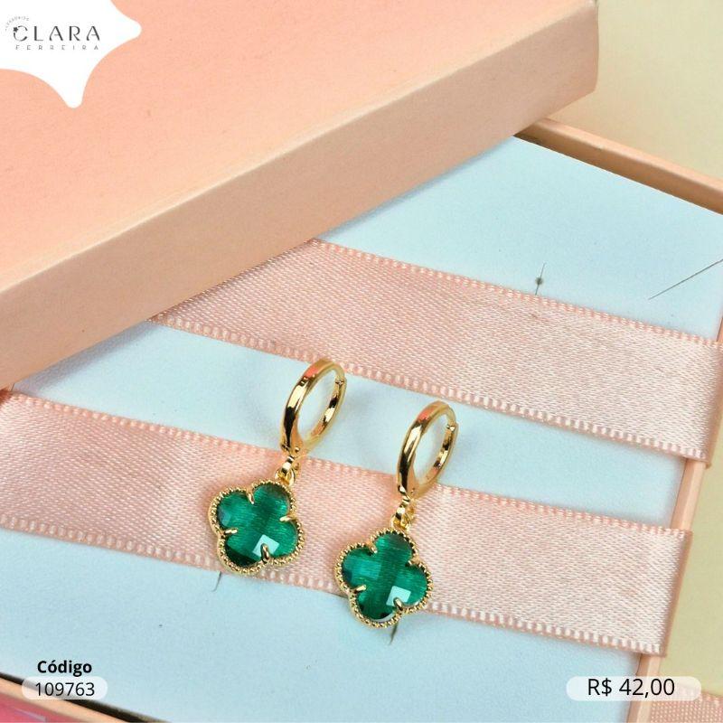 BRINCO ARGOLINHA TRANQUETA C/ PINGENTE TREVO VAN CLEEF ALHAMBRA CRISTAL VERDE FACETADO PENDURADO   - 9MM - Dourado