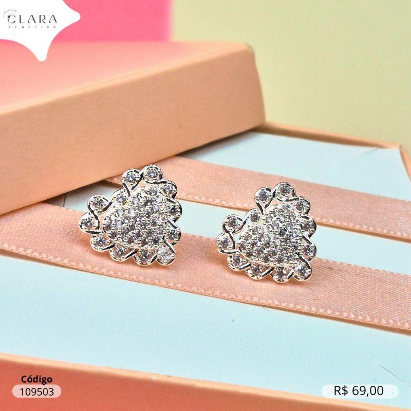BRINCO CORAÇÃO MICROZIRCONIAS ADORNADO FIO TORCIDO C/ MICROZIRCONIAS - 14MM - Banho de Prata
