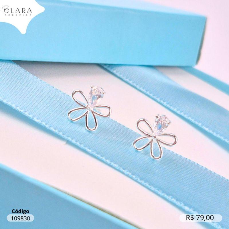 BRINCO PRATA 925 FLOR 5 PÉTALAS: 4 PÉTALAS LISAS VAZADAS E 1 PÉTALA C/ ZIRCÔNIA GOTA - 10MM