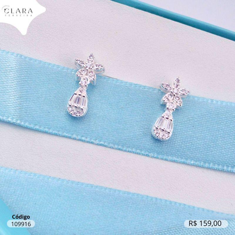 BRINCO PRATA 925 FLOR C/ MICROZIRCÔNIAS, C/ GOTA MICROZIRCÔNIAS E 3 ZIRCÔNIAS BAGUETE PENDURADA - 15MM