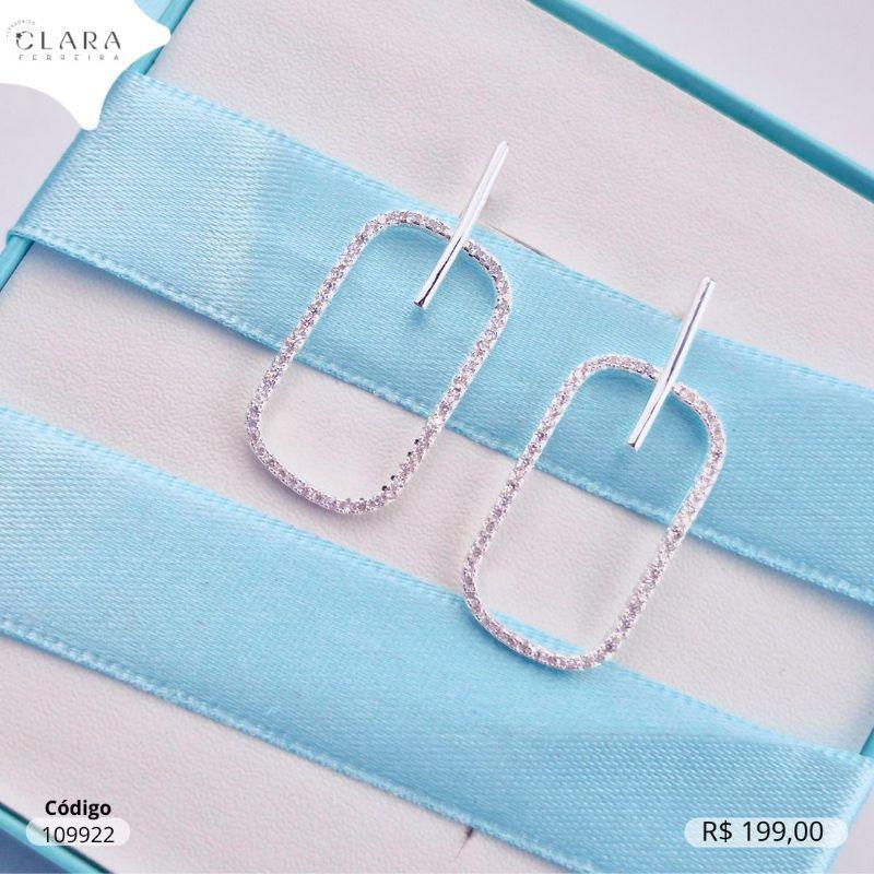 BRINCO PRATA 925 RETÂNGULO VAZADO C/ MICROZIRCÔNIAS NA BASE E BARRA LISA