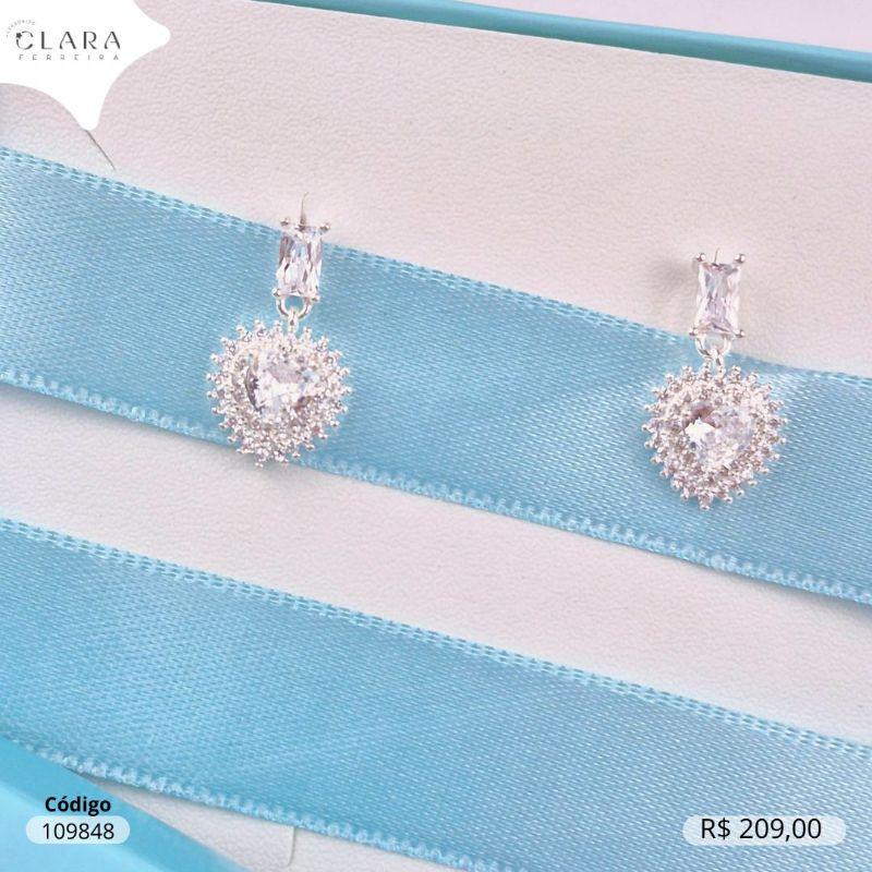 BRINCO PRATA 925 ZIRCÔNIA RETANGULAR 5MM C/ PINGENTE ZIRCÔNIA CORAÇÃO 5MM ADORNADA C/ 2 FILEIRAS DE MICROZIRCÔNIAS