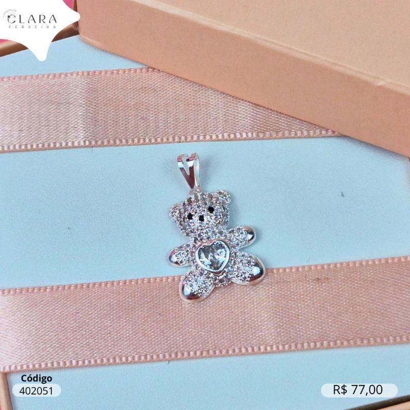 PINGENTE URSINHO MICROZIRCONIAS E ZIRCONIA CORAÇÃO 5MM NO MEIO - 20MM - Banho de Prata