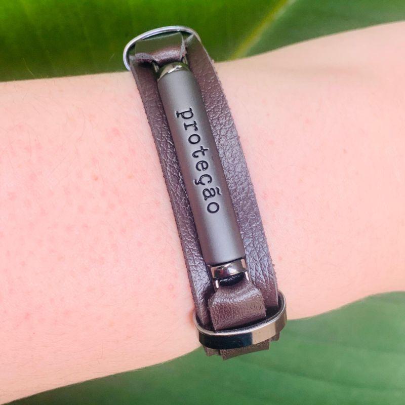 PULSEIRA BRACELETE COURO MARROM C/ BARRINHA CURVA ESCRITO PROTEÇÃO EM AÇO INOX FECHO GAVETA - 21CM