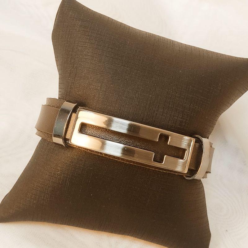 PULSEIRA BRACELETE COURO MARROM C/ CRUZ VAZADA EM AÇO INOX ESCOVADO FECHO GAVETA