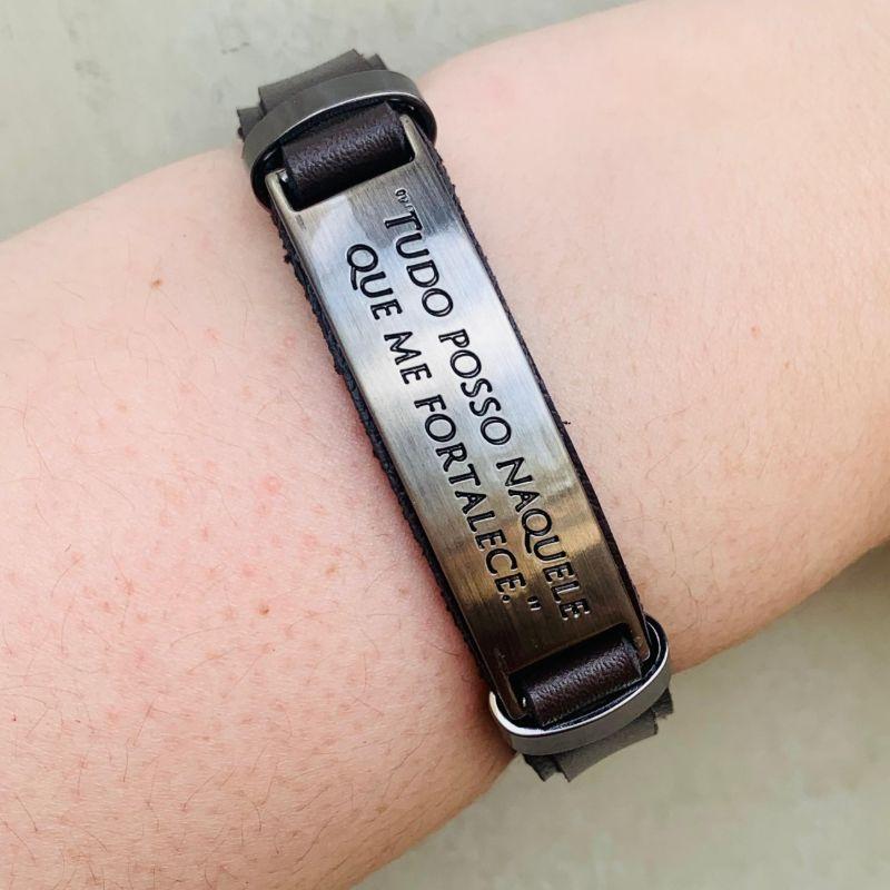 PULSEIRA BRACELETE COURO MARROM C/ PLACA DE AÇO INOX ESCOVADO C/ MANUSCRITO TUDO POSSO NAQUELE QUE ME FORTALECE FECHO GAVETA - 21CM