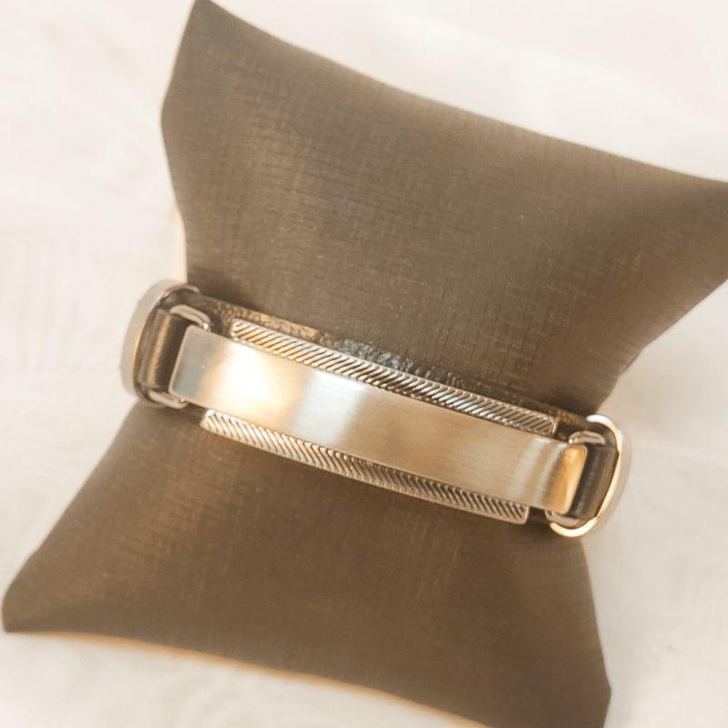 PULSEIRA BRACELETE COURO MARROM C/ PLACA LISA ADORNADA EM TRAMAS EM AÇO INOX ESCOVADO FECHO GAVETA