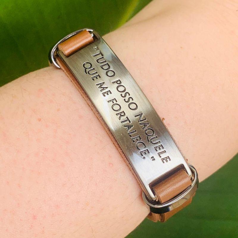 PULSEIRA BRACELETE COURO MARROM CARAMELO C/ PLACA DE AÇO INOS ESCOVADO C/ MANUSCRITO TUDO POSSO NAQUELE QUE ME FORTALECE FECHO GAVETA - 21CM