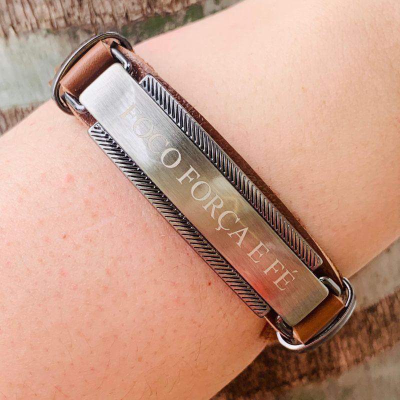 PULSEIRA BRACELETE COURO MARROM CARAMELO C/ PLACA LISA MANUSCRITO FOCO, FORÇA E FÉ ADORNADA EM TRAMAS EM AÇO INOX ESCOVADO FECHO GAVETA - 21CM