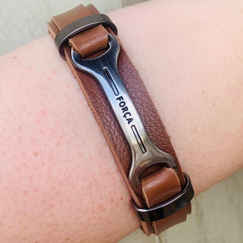 PULSEIRA BRACELETE COURO MARROM CARAMELO C/ PLAQUINHA AÇO INOX ESCRITO MANUSCRITO FORÇA  FECHO GAVETA - 21CM