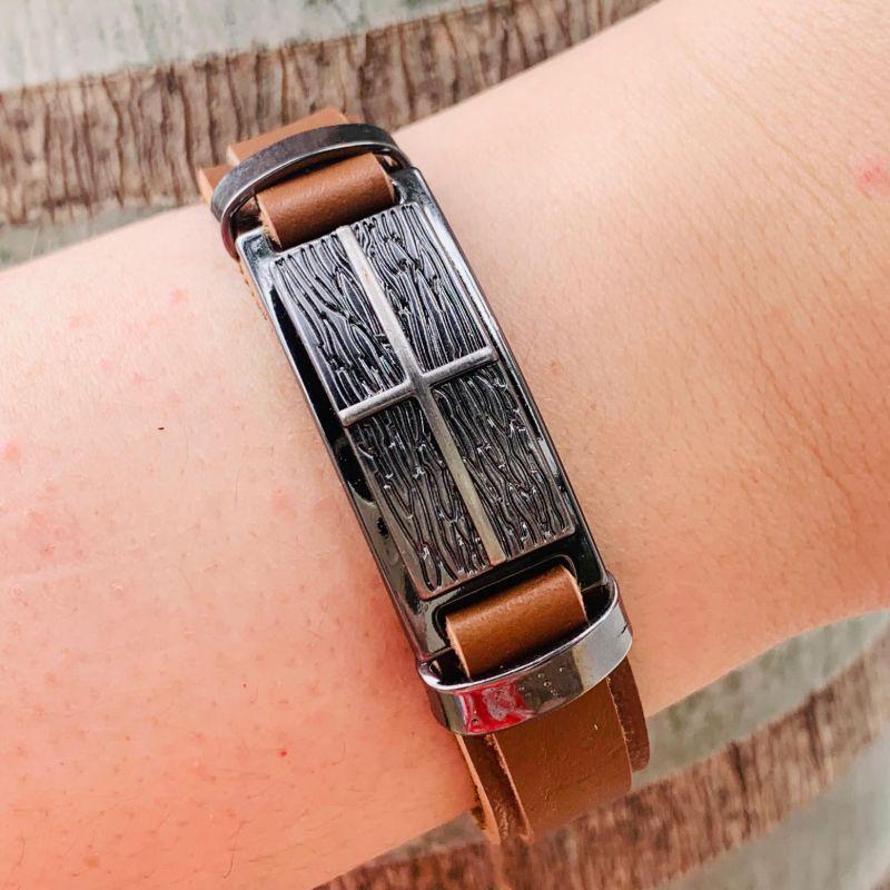 PULSEIRA BRACELETE COURO MARROM CARAMELO C/ PLAQUINHA RISCADA AÇO INOX CRUZ  FECHO GAVETA - 21CM