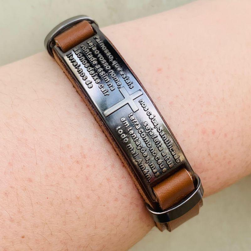 PULSEIRA BRACELETE COURO MARROM CARAMELO E PLACA DE AÇO C/ PAI NOSSO COM CRUZ NO MEIO FECHO GAVETA - 21CM