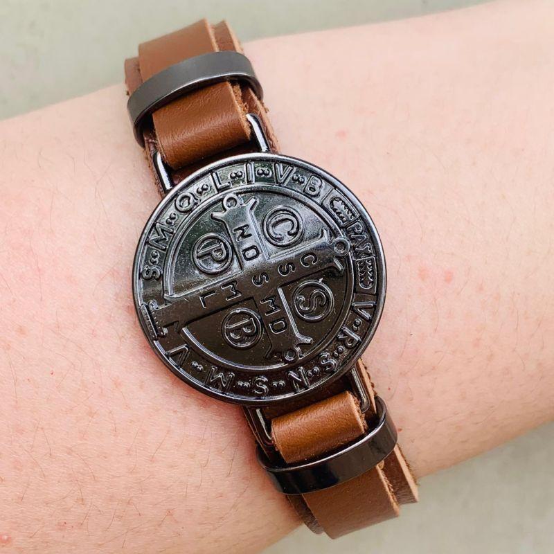 PULSEIRA BRACELETE COURO MARROM CARAMELO MEDALHA SAO BENTO PRETA 30MM FECHO GAVETA AÇO INOX - 21CM