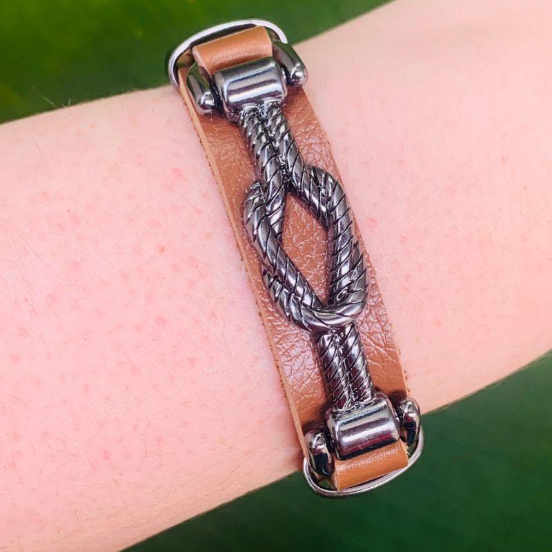 PULSEIRA BRACELETE COURO MARROM CARAMELO NOZINHO C/ DETALHES EM AÇO INOX FECHO GAVETA - 21CM