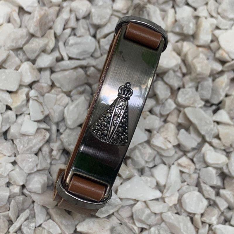 PULSEIRA BRACELETE COURO MARROM CARAMELO PLACA AÇO INOX ESCOVADO COM NOSSA SENHORA C/ DETALHES EM AÇO INOX FECHO GAVETA - 21CM
