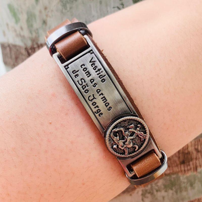 PULSEIRA BRACELETE COURO MARROM CARAMELO PLACA LISA INOX C / SÃO JORGE  E MANUSCRITO VESTIDO COM AS ARMAS DE SÃO JORGE FECHO GAVETA - 21CM