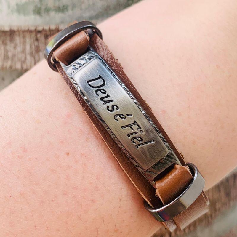 PULSEIRA BRACELETE COURO MARROM CARAMELO PLACA LISA INOX MANUSCRITO DEUS E FIEL C/ DETALHES EM AÇO INOX FECHO GAVETA - 21CM