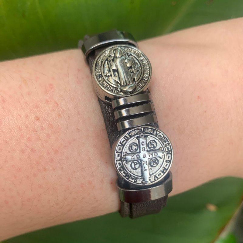 PULSEIRA BRACELETE COURO MARROM DUPLA MEDALHA SÃO BENTO C/ DETALHES EM AÇO INOX FECHO GAVETA - 21CM