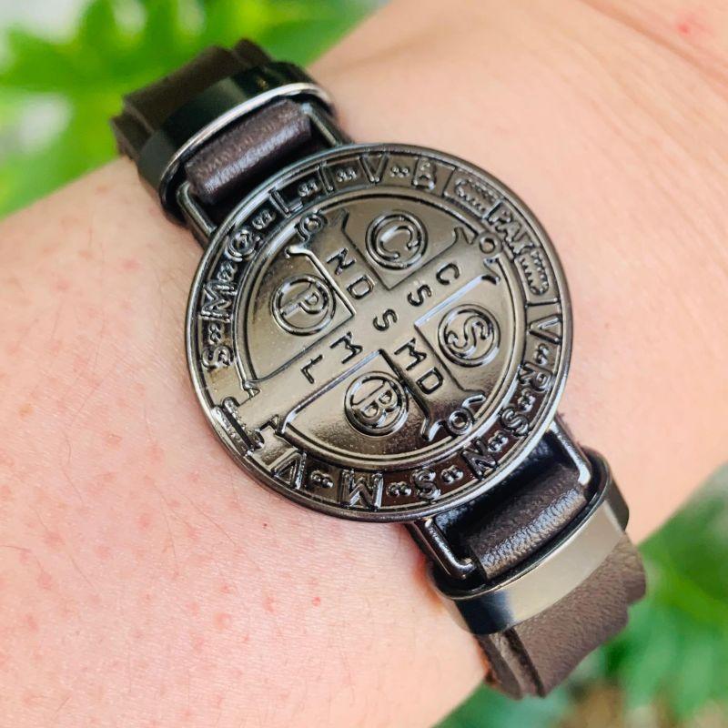 PULSEIRA BRACELETE COURO MARROM MEDALHA SAO BENTO PRETA 30MM FECHO GAVETA AÇO INOX - 21CM