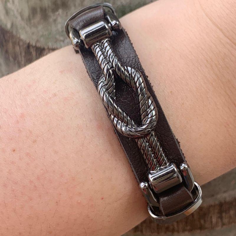 PULSEIRA BRACELETE COURO MARROM NOZINHO C/ DETALHES EM AÇO INOX FECHO GAVETA - 21CM