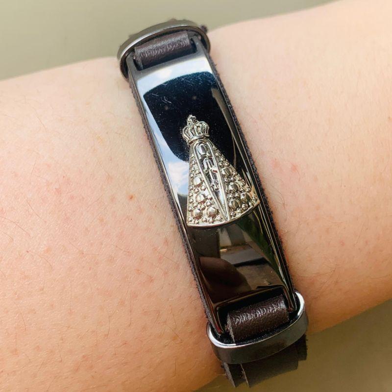 PULSEIRA BRACELETE COURO MARROM PLACA AÇO INOX COM NOSSA SENHORA C/ DETALHES EM AÇO INOX FECHO GAVETA - 21CM
