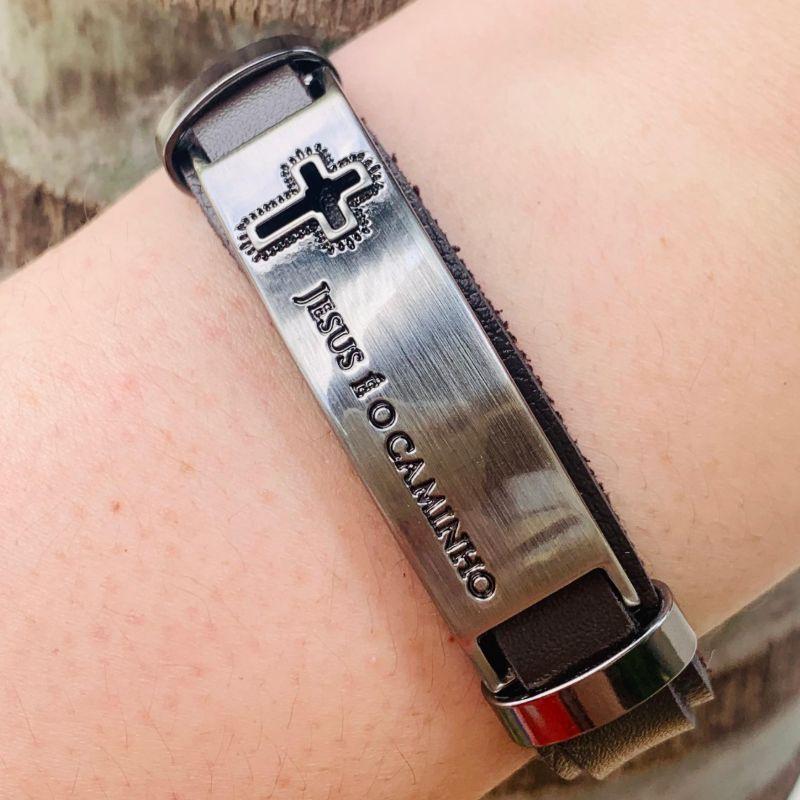 PULSEIRA BRACELETE COURO MARROM PLACA DE AÇO INOX MANUSCRITO JESUS É O CAMINHO C/ CRUZ VAZADA  FECHO GAVETA - 21CM