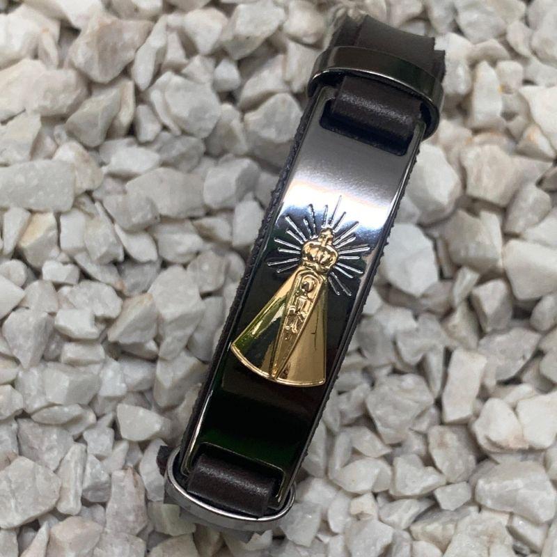 PULSEIRA BRACELETE COURO MARROM PLACA LISA INOX COM NOSSA SENHORA C/ DETALHES EM AÇO INOX DOURADO FECHO GAVETA - 21CM
