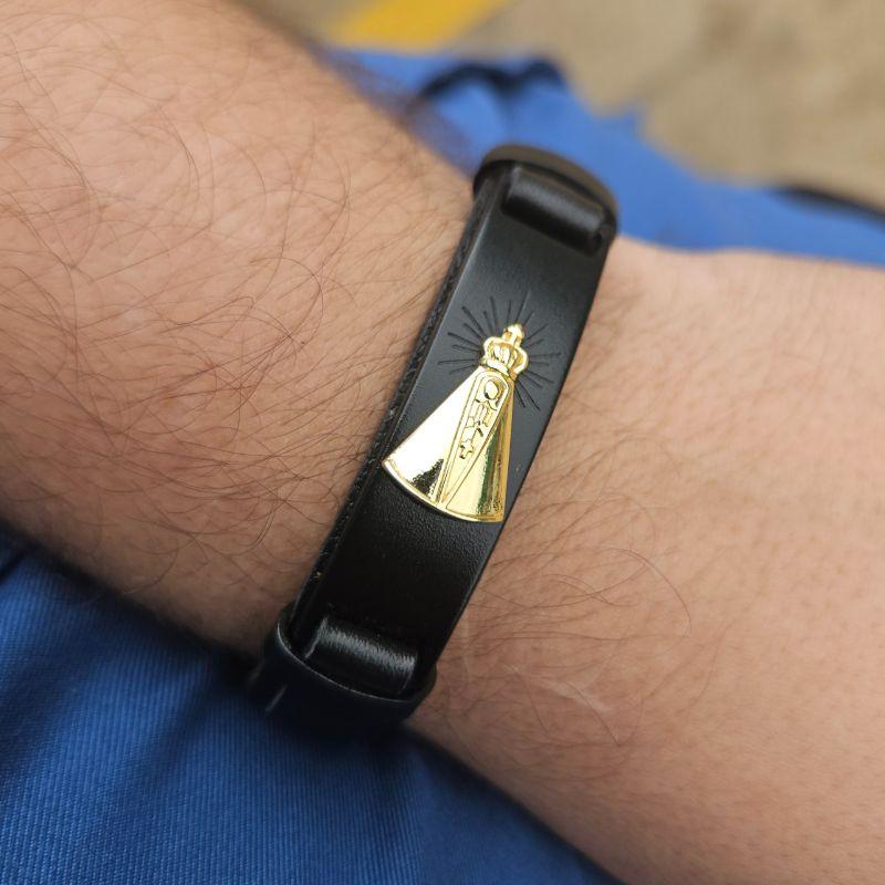 PULSEIRA BRACELETE COURO PRETO C/ PLACA INOX PRETO FOSCO C/ NOSSA SENHORA INOX DOURADA  FECHO GAVETA - 21CM