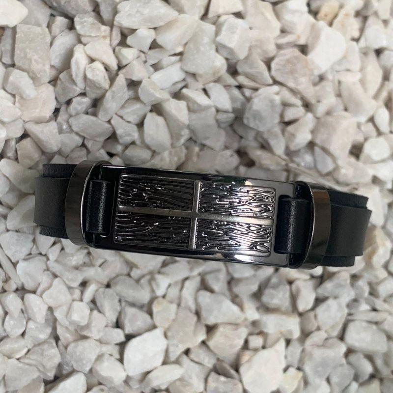 PULSEIRA BRACELETE COURO PRETO C/ PLAQUINHA RISCADA AÇO INOX CRUZ  FECHO GAVETA - 21CM