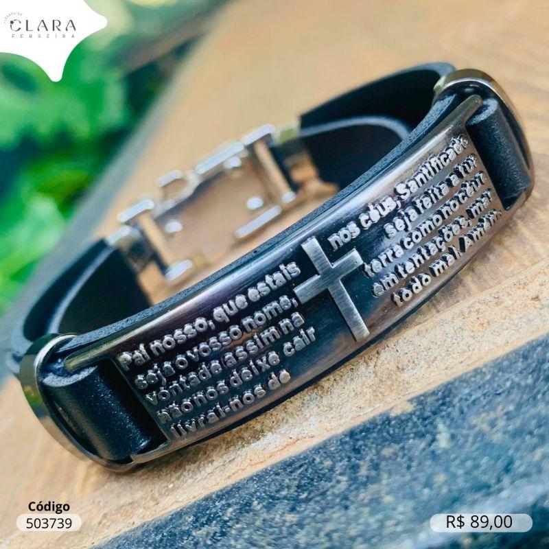 PULSEIRA BRACELETE COURO PRETO E PLACA DE AÇO C/ PAI NOSSO COM CRUZ NO MEIO FECHO GAVETA - 21CM