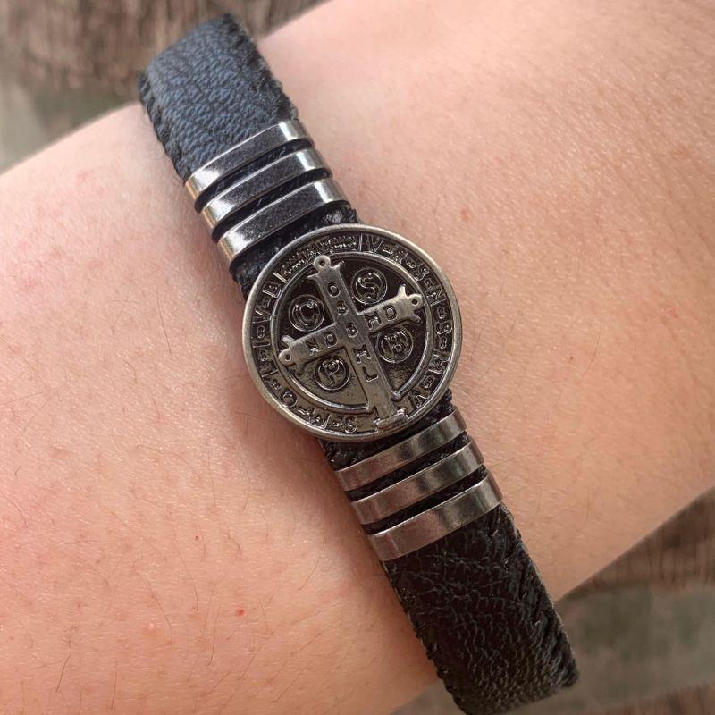 PULSEIRA BRACELETE COURO PRETO MEDALHA SÃO BENTO C/ DETALHES EM AÇO COM FECHO MAGNETICO EM AÇO INOX - 21CM