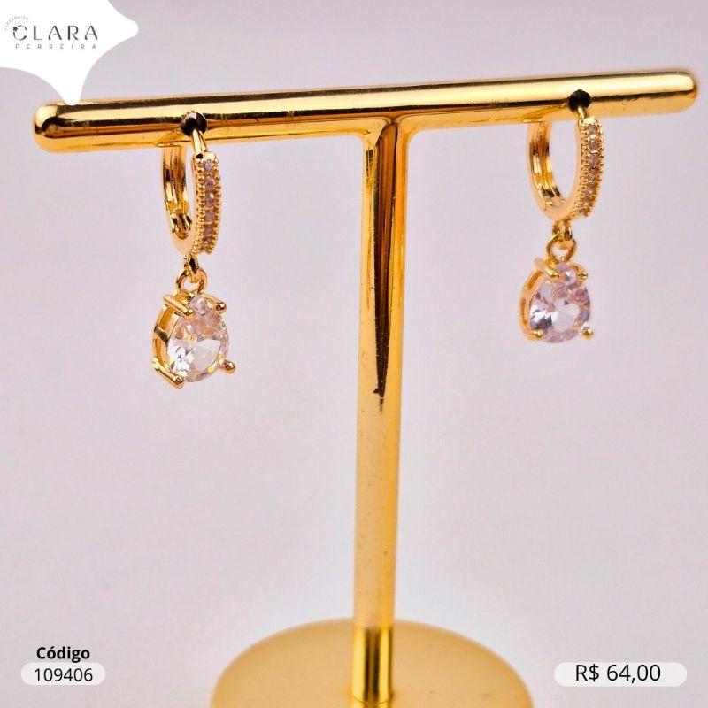 BRINCO ARGOLINHA CLICK 1 FILEIRA MICROZIRCONIAS C/ ZIRCONIA GOTA 9MM CAIXA INGLESA  PENDURADA - 11X2MM - Dourado