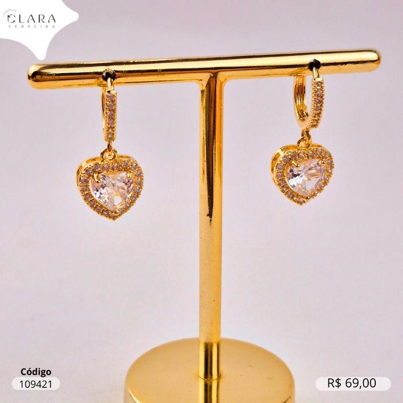 BRINCO ARGOLINHA CLICK 1 FILEIRA MICROZIRCONIAS COM 1 ZIRCONIA CORAÇÃO 6MM ADORNADA MICROZIRCONIAS PENDURADA - 11X2MM - Dourado
