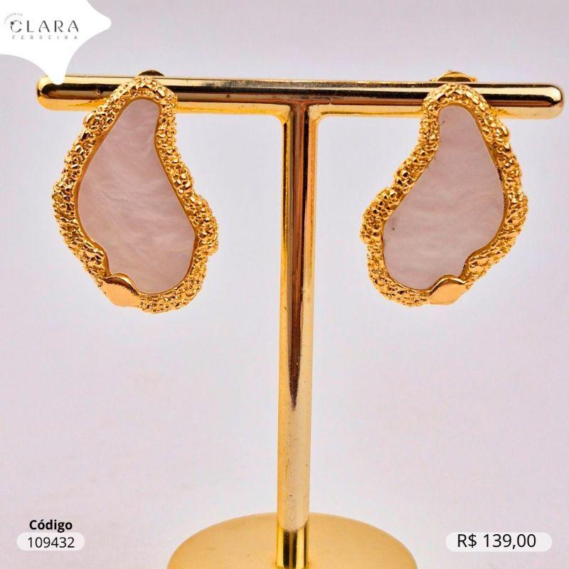 BRINCO BOTÃO MADRE PEROLA C/ BORDAS JATEADAS - LINHA ORGÂNICOS - 27MM - EDIÇÃO LIMITADA -- Dourado